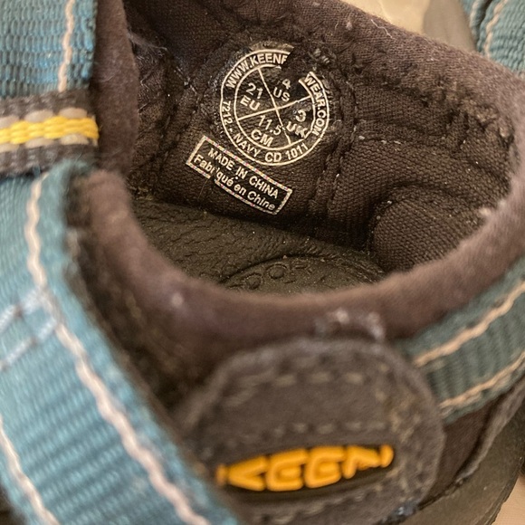 Toddler blue Keen Newport H2 sandals size 4, with covered toe and Vibram sole - Picture 4 of 6